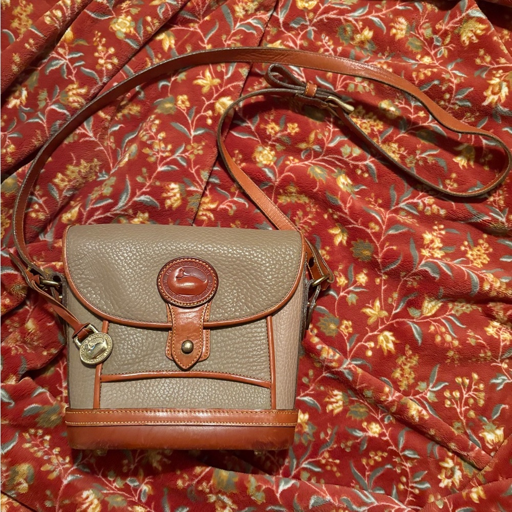 Vintage Dooney & Bourke Elegant Tan and Brown Leather Crossbody Bag